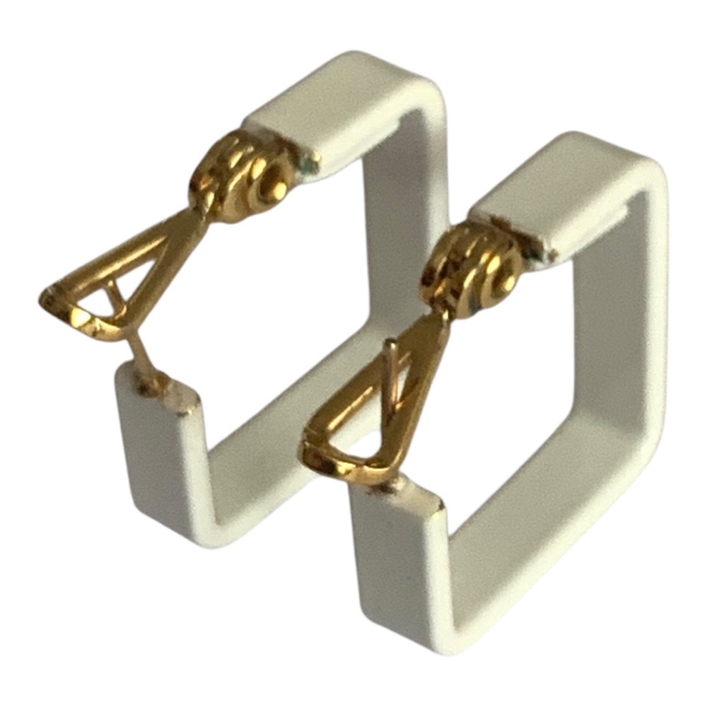 Vintage 60s Monet Pat.pend white and gold-tone geometric Hoop Clip-On Earrings - Picture 4 of 12